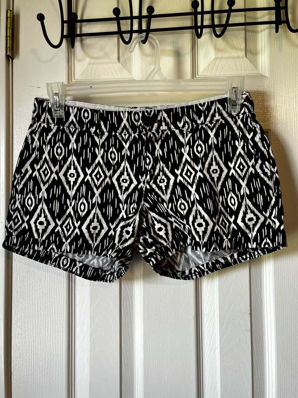 Old Navy Black White Aztec Ikat Print Mid Rise Shorts Size 4